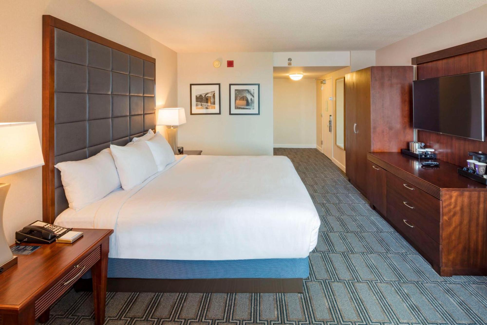 Hilton Philadelphia At Penn'S Landing Hotel Екстериор снимка